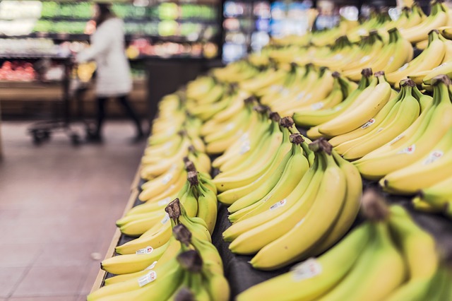 čerstvé banány v obchodě