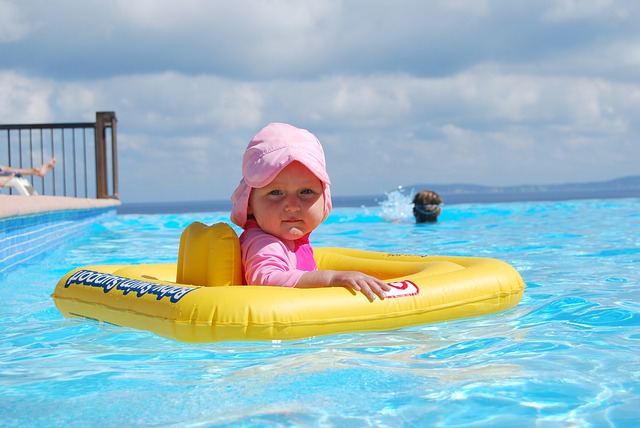 děťátko v bazéně.jpg